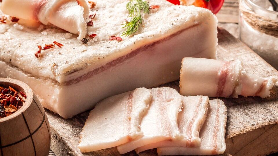 На 1 кг сала понадобится 330 г соли