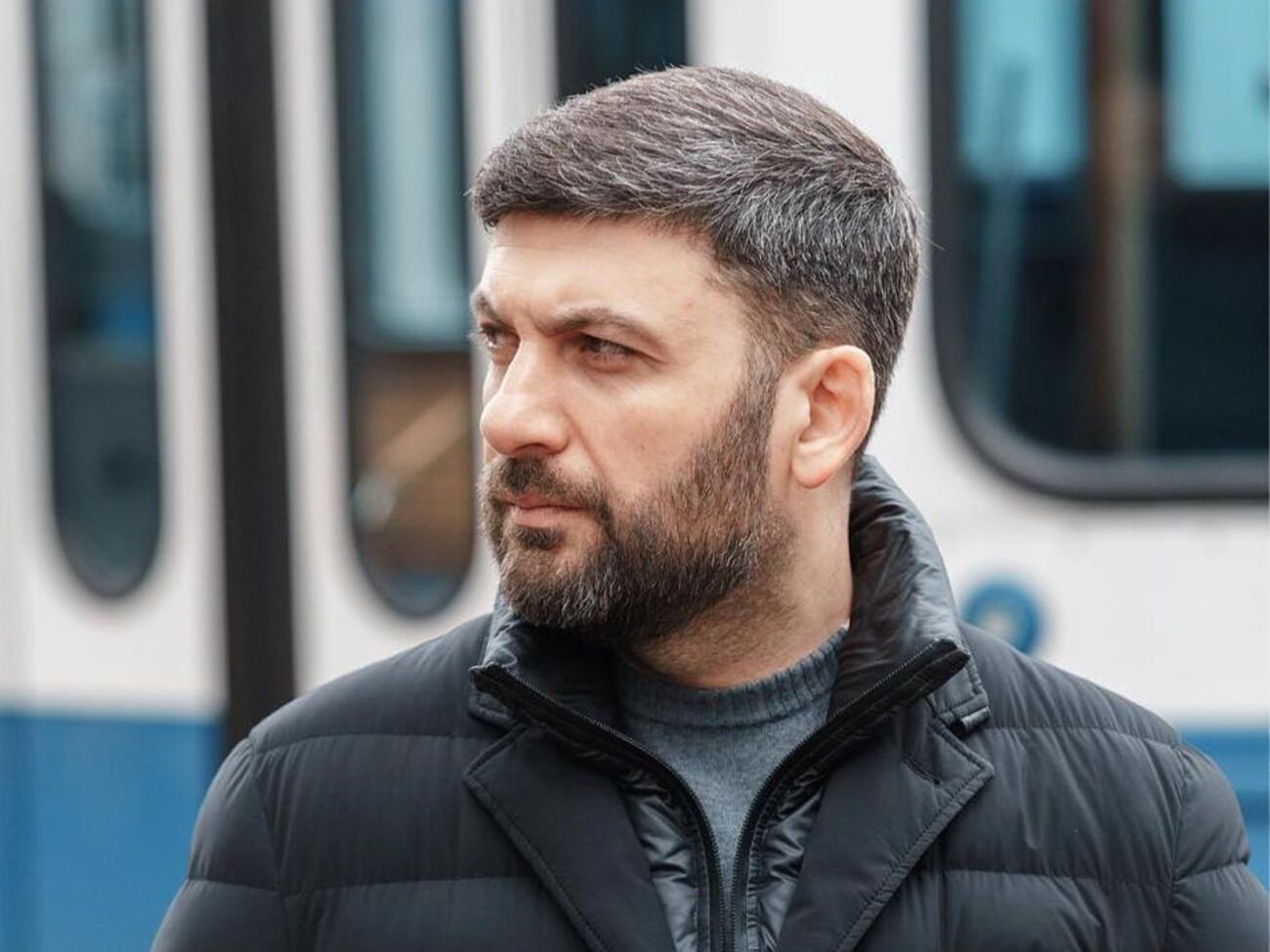 У 14 років пішов працювати слюсарем. Працював нарівні з дорослими чоловіками й дуже радів