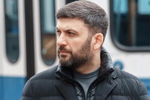 В 14 лет пошел работать слесарем. Работал наравне со взрослыми мужчинами и очень радовался