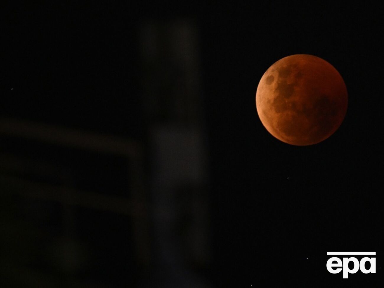 Луна на время затмения изменит свой цвет