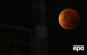 Луна на время затмения изменит свой цвет