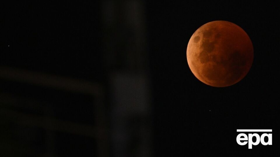 Луна на время затмения изменит свой цвет