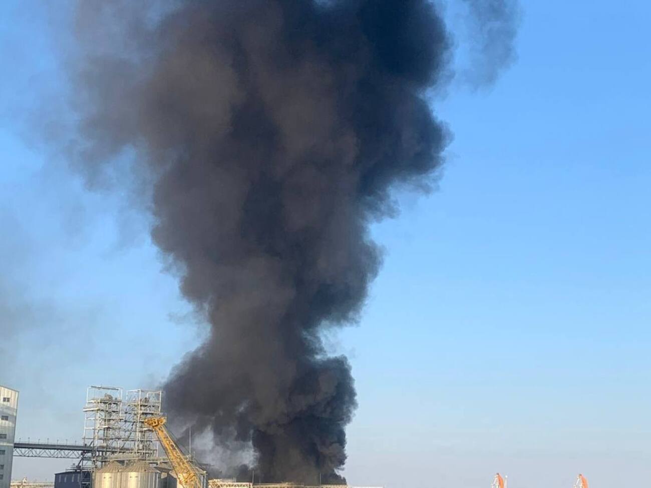 Під Одесою горить стрічка в порту