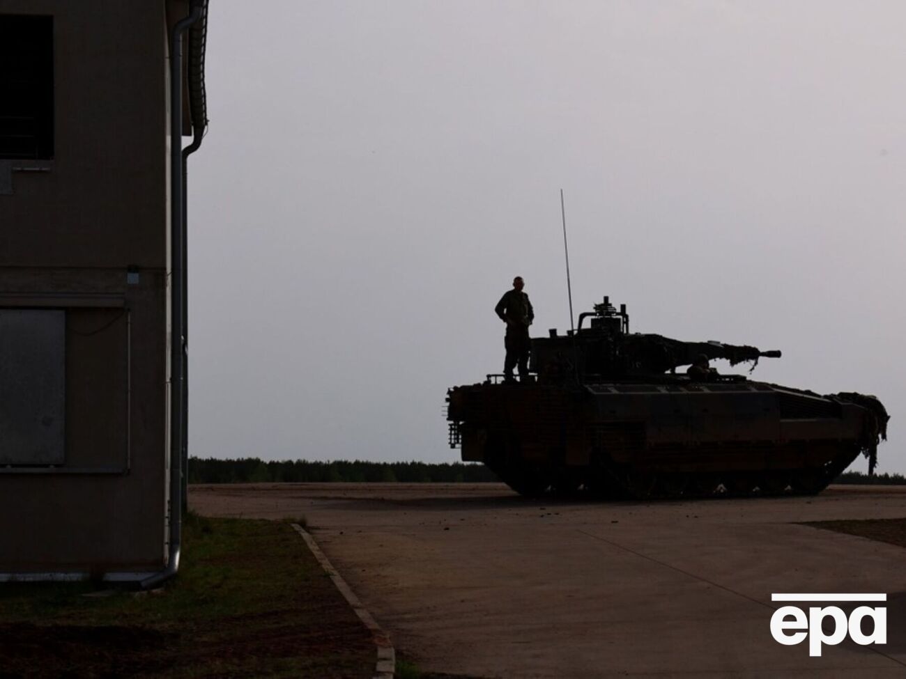 Бронемашины, танковые тягачи, медицинские грузовики и прочую технику доставили из Ростока