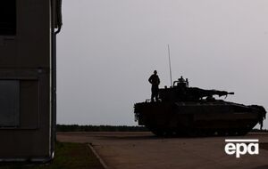 Бронемашины, танковые тягачи, медицинские грузовики и прочую технику доставили из Ростока