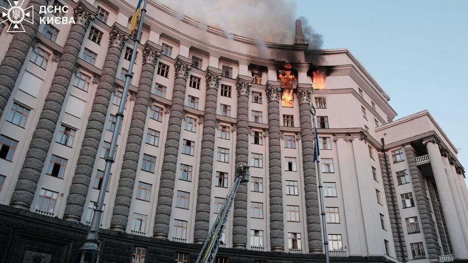 В столице в результате удара РФ повреждены здание правительства и жилые дома