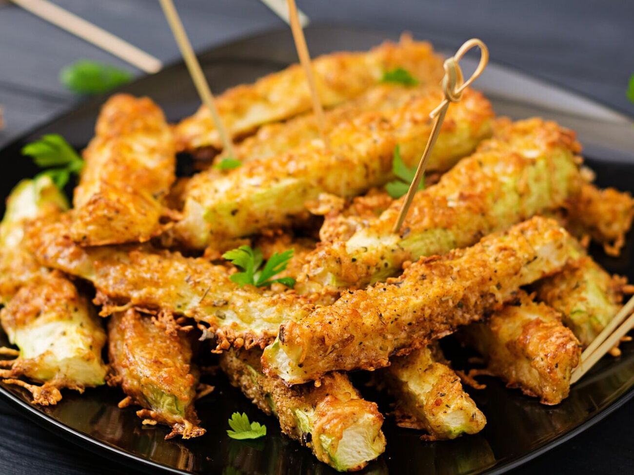 Для панировки понадобится 80 г панировочных сухарей