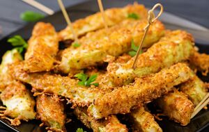 Для панировки понадобится 80 г панировочных сухарей