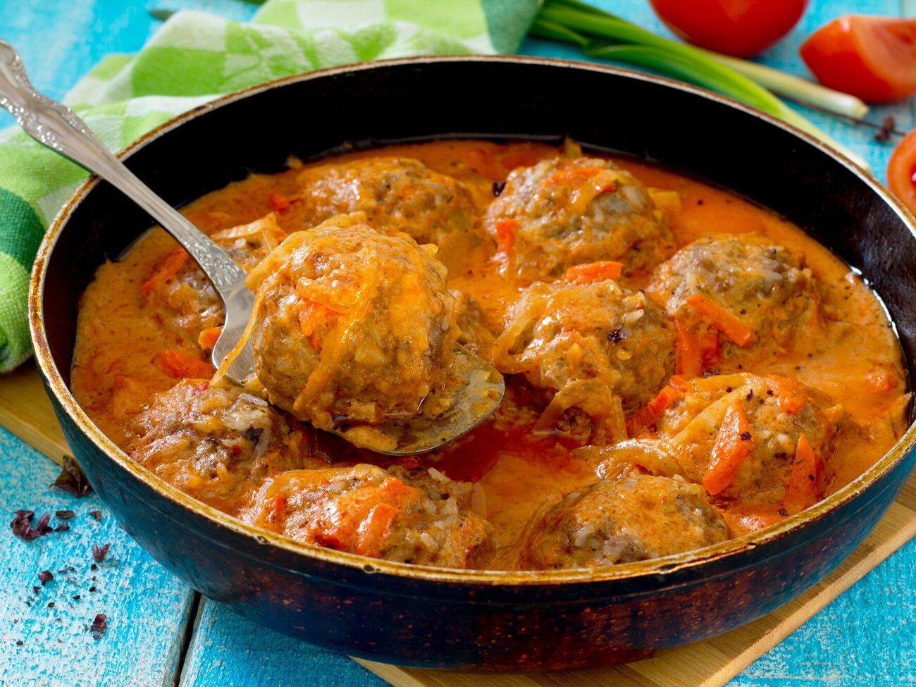 В фарш добавьте 200 г творога