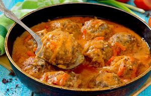 В фарш добавьте 200 г творога