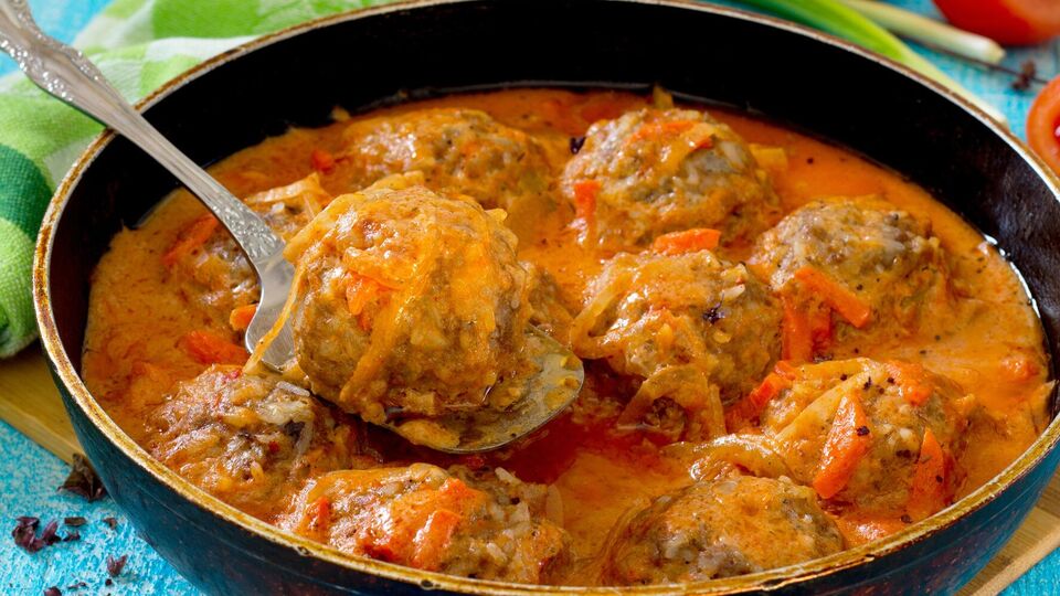 В фарш добавьте 200 г творога