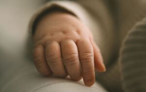 Дитина з'явилася на світ недоношеною, пологи довелося провести передчасно, повідомили у КМДА