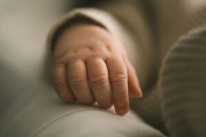 Ребенок появился на свет недоношенным, роды пришлось провести преждевременно, сообщили в КГГА