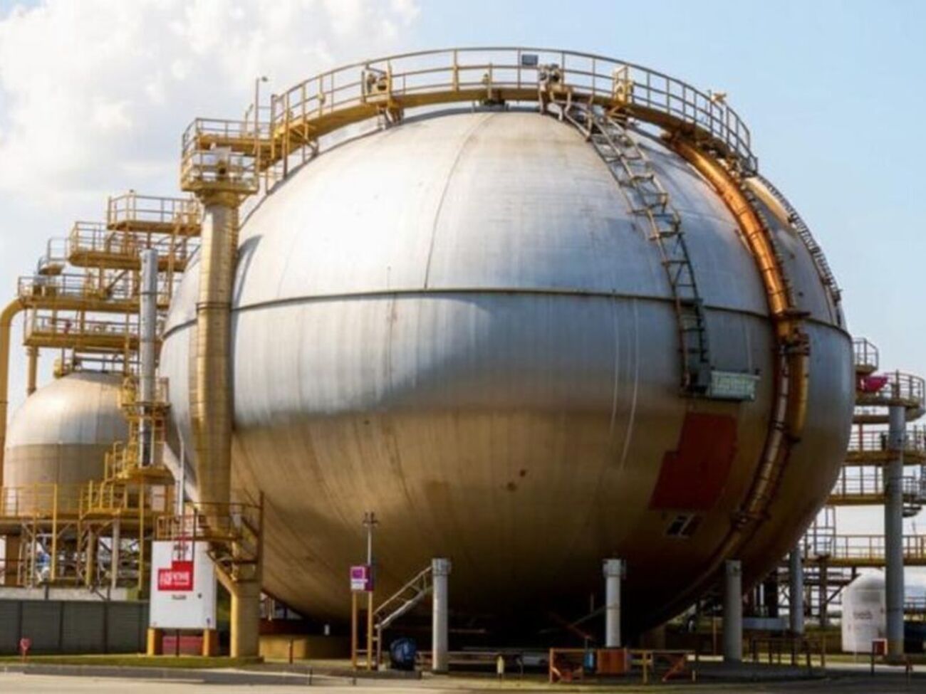 На НПЗ уничтожен важный для переработки нефти объект