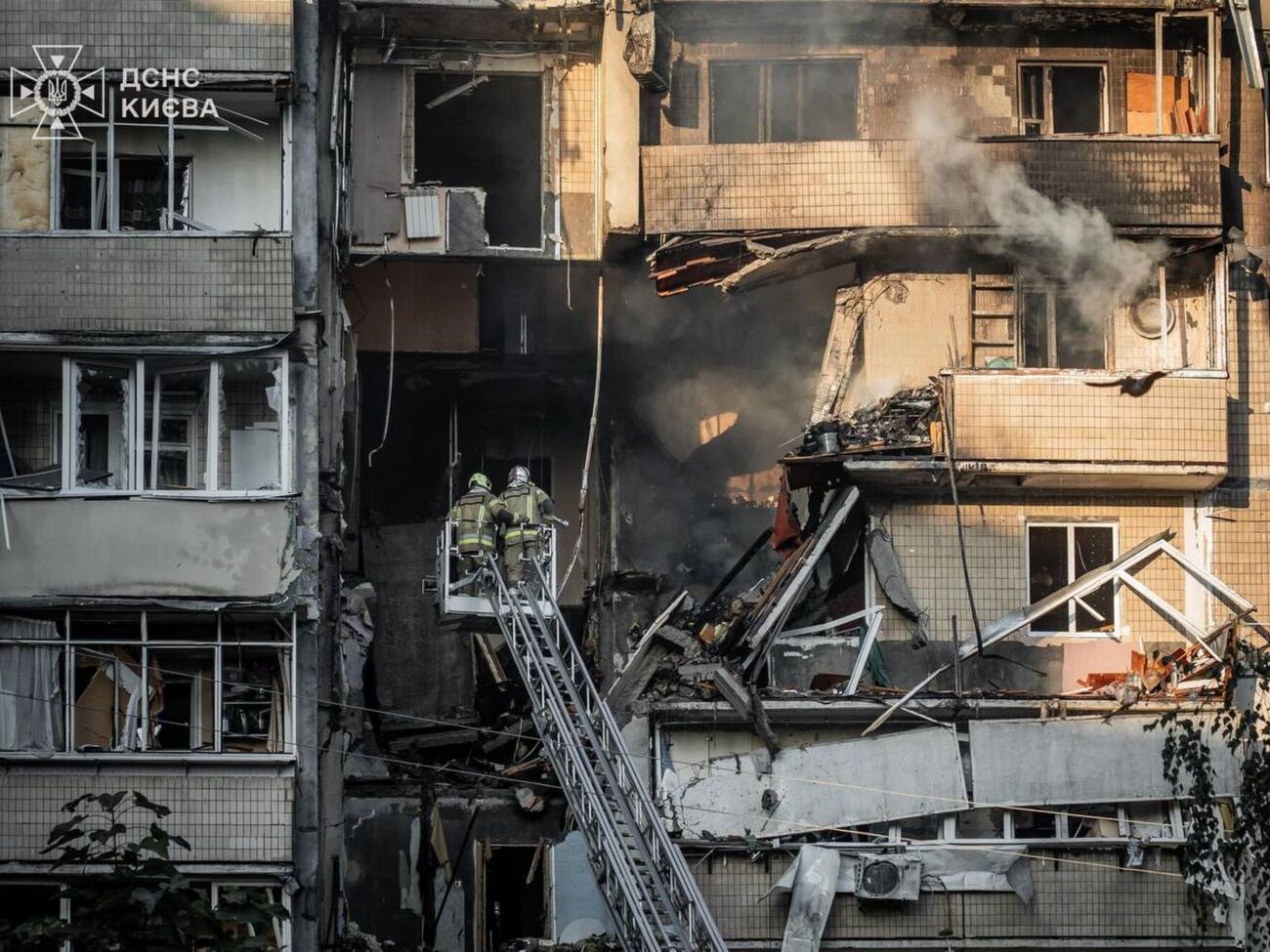 По словам соседки погибших, женщина с ребенком вылетели вместе с плитой