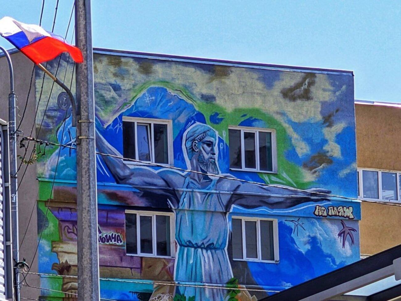 Россияне заменили украинские символы во временно оккупированном Мариуполе российскими