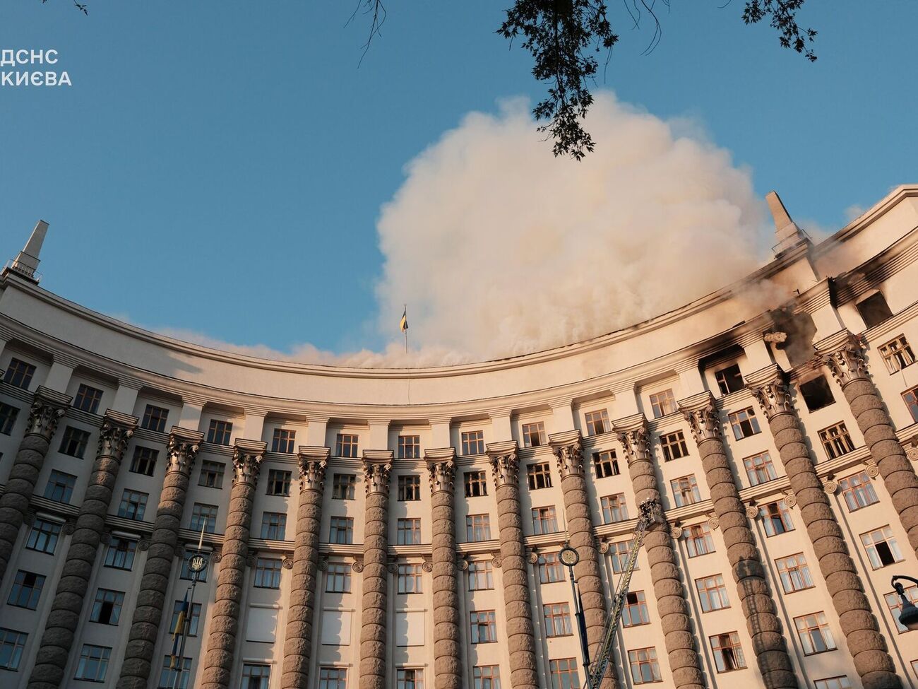 Из-за атаки РФ из окон здания, где заседает Кабинет Министров Украины, бушевал пожар, отметило СМИ