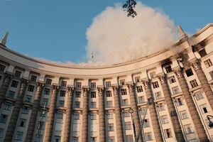 Из-за атаки РФ из окон здания, где заседает Кабинет Министров Украины, бушевал пожар, отметило СМИ