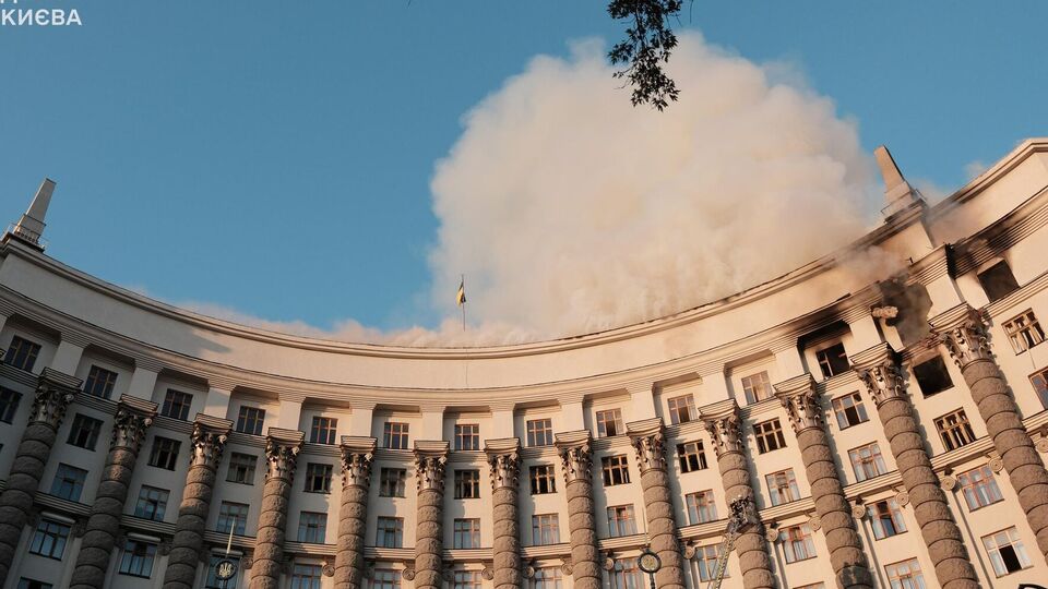 Через атаку РФ із вікон будівлі, де засідає Кабінет Міністрів України, вирувала пожежа, зазначив ЗМІ