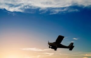 После взлета возникла техническая неисправность, и при попытке вернуться на аэродром судно упало