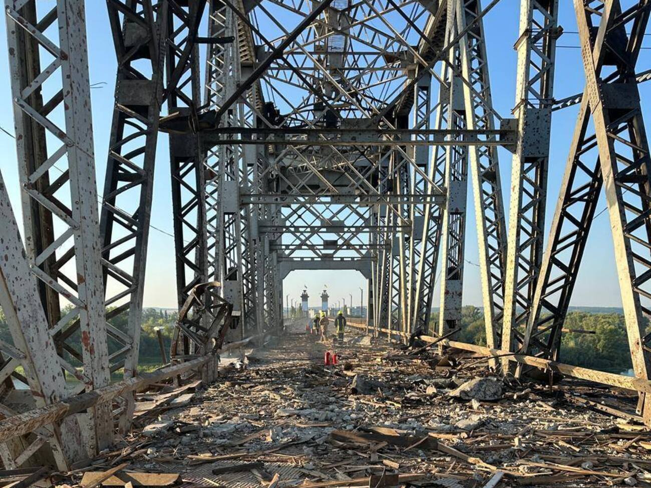 Автомобильное сообщение по мосту уже восстановлено, ведутся работы над восстановлением железнодорожного, рассказали в "Укрзалізниці"