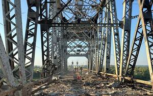 Автомобильное сообщение по мосту уже восстановлено, ведутся работы над восстановлением железнодорожного, рассказали в "Укрзалізниці"