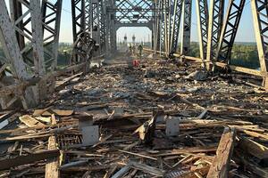 Автомобільне сполучення мостом уже відновили, тривають роботи над відновленням залізничного, розповіли в "Укрзалізниці"