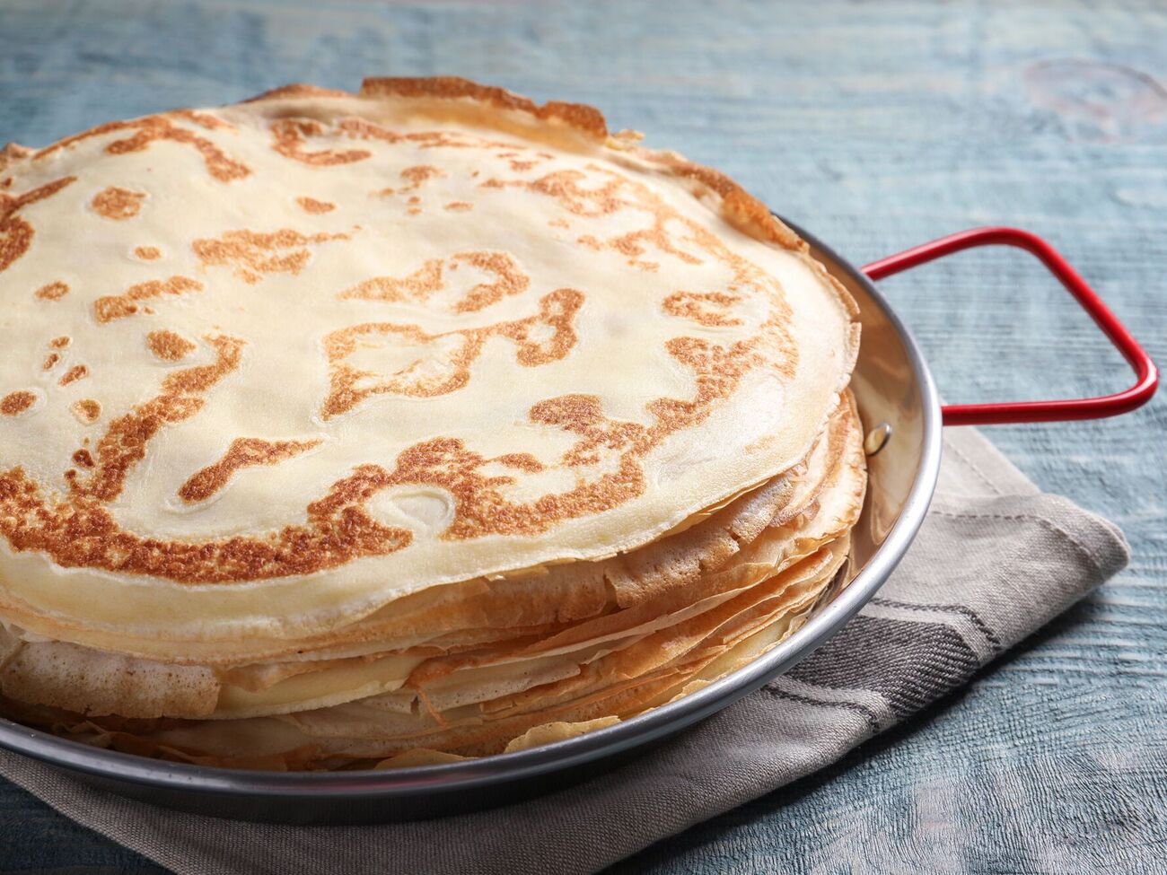 Обжарьте блины на среднем огне