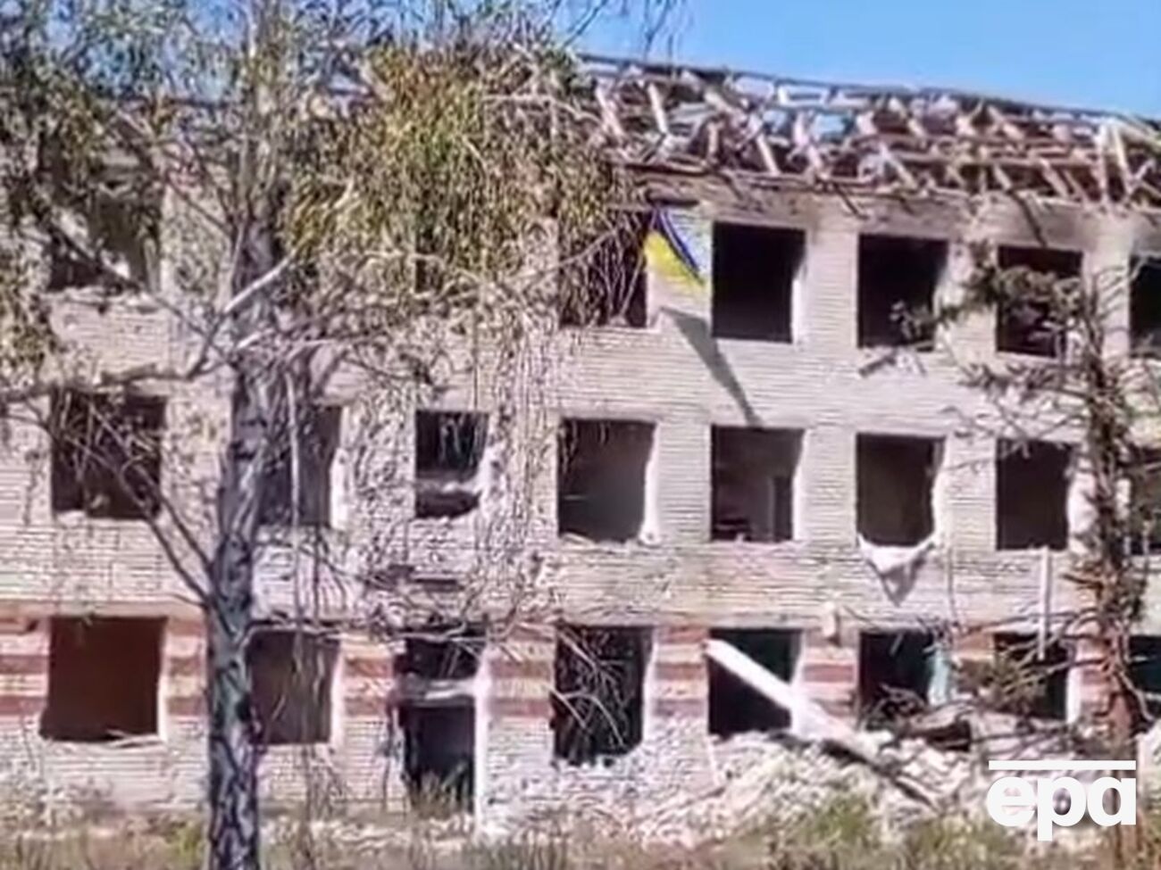 У селі підняли український прапор