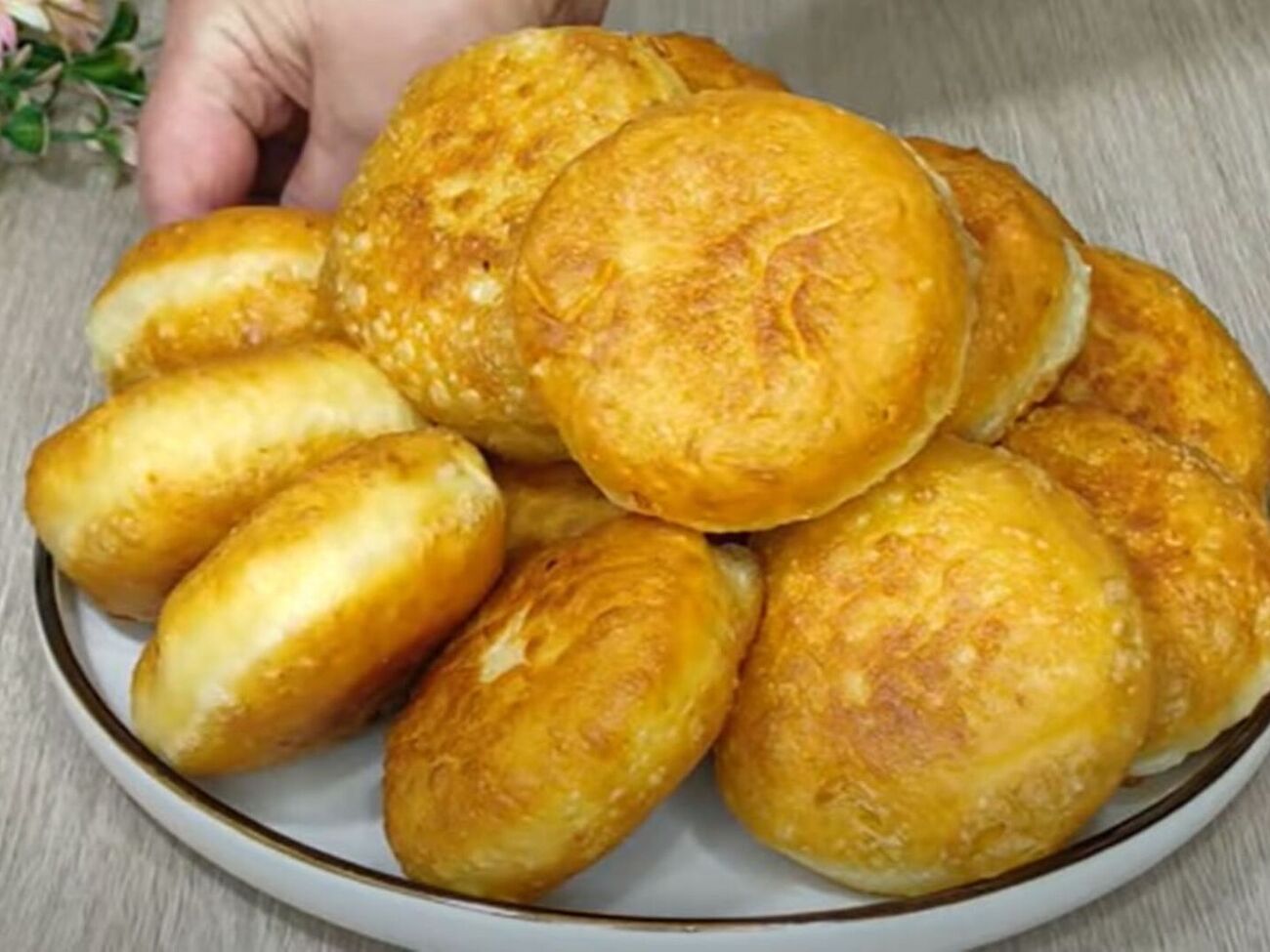 Обсмажте пончики на олії до готовності