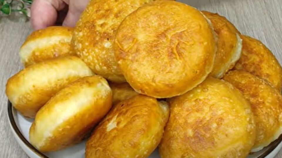 Обжарьте пончики на растительном масле до готовности