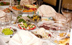 Дотримуючись принципів здорового харчування, контролюйте розміри порцій, щоб уникнути переїдання або недоїдання