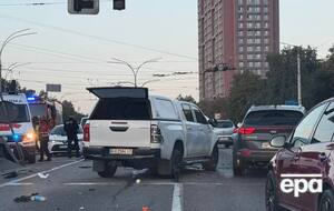 Армейская машина врезалась в другой автомобиль