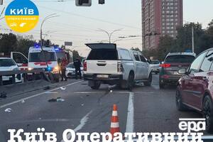 Армійська машина врізалася в інший автомобіль