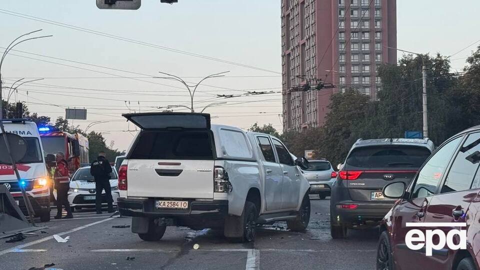 Армійська машина врізалася в інший автомобіль