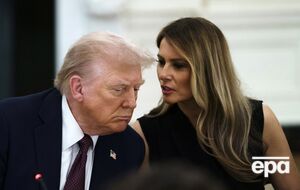 Перша леді США, дружина Дональда Трампа Меланія Трамп (обоє на фото) дістала запрошення на саміт у Києві, але не буде на ньому, розповіла Зеленська