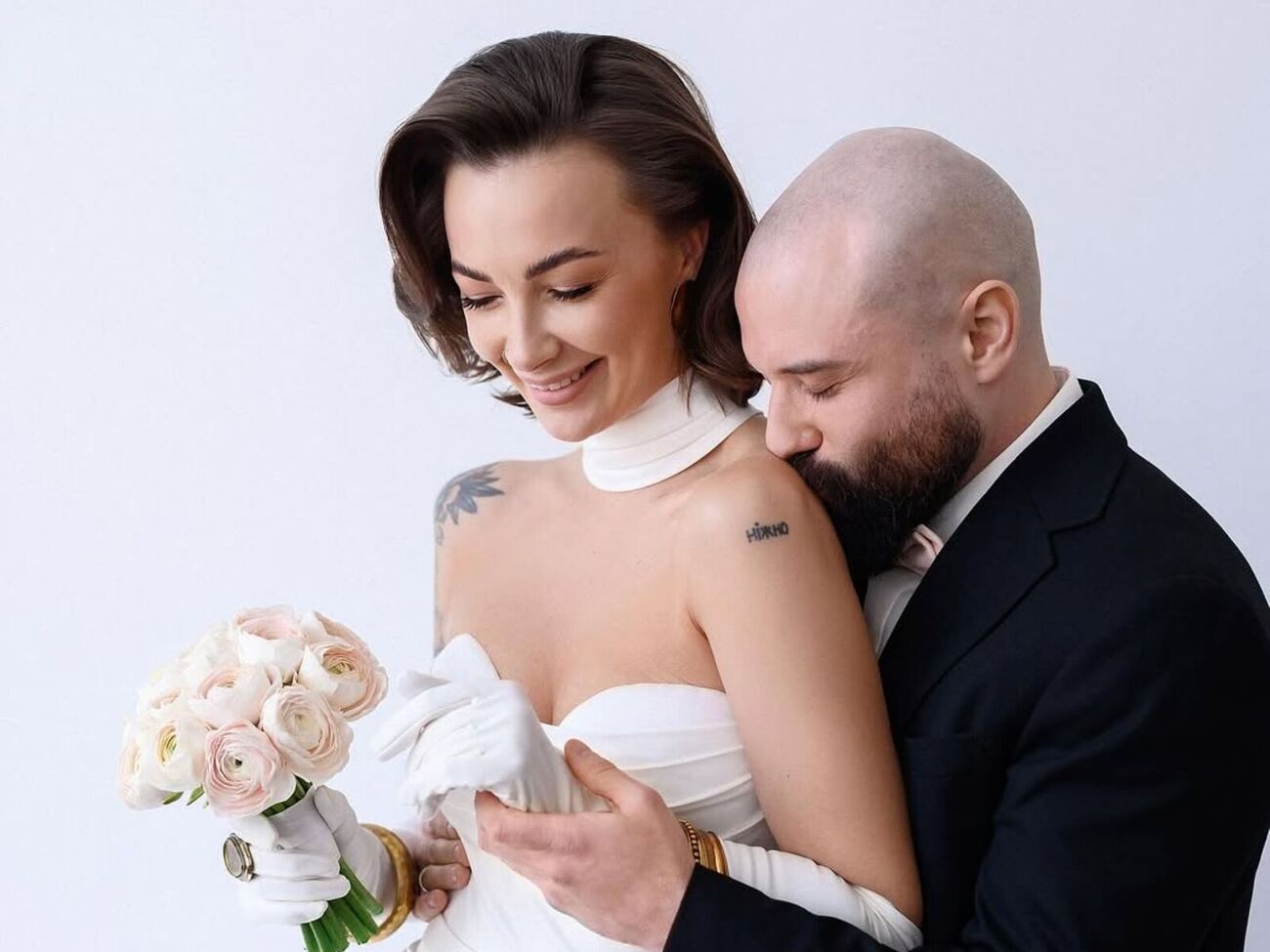 Розовый и Мерзликина поженились 8 марта 2023 года. О разводе с женой Розовый сообщил спустя год