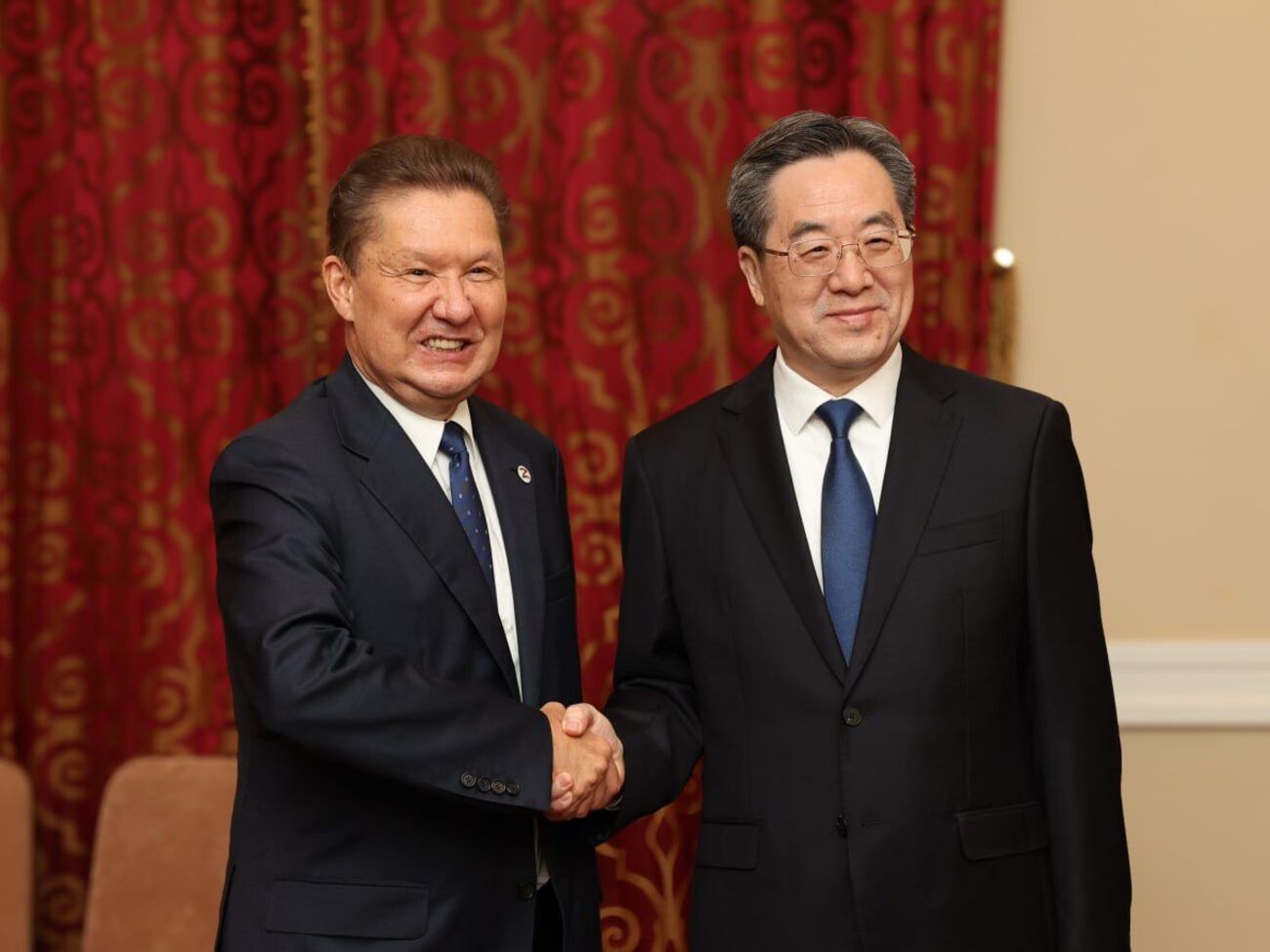 Китай является основным импортером российских энергоносителей, говорится в статье FT (на фото – глава "Газпрома" Алексей Миллер с вице-премьером КНР Дином Сюесяном)