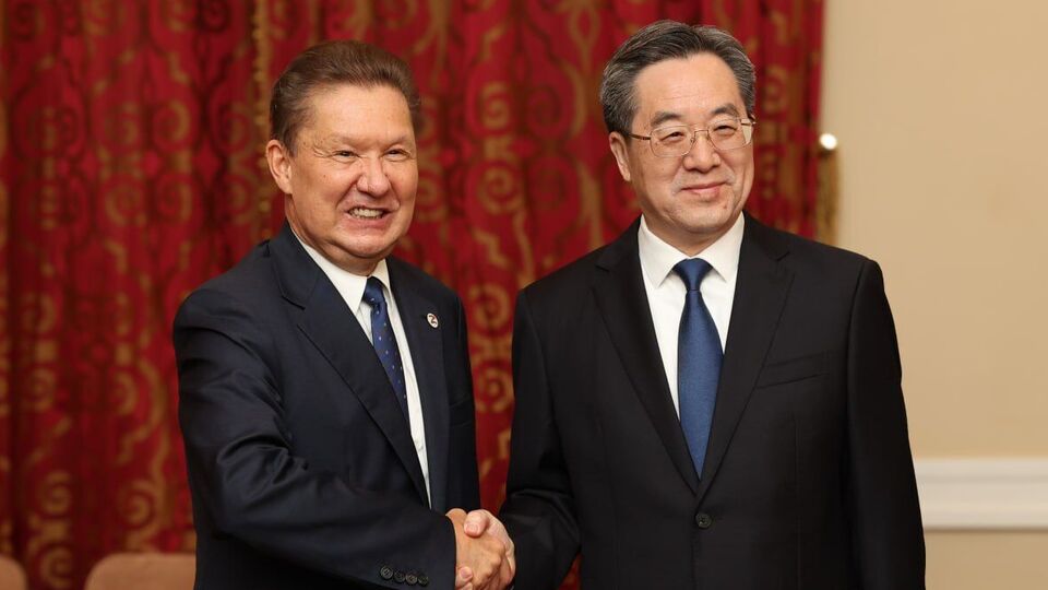 Китай є основним імпортером російських енергоносіїв, ідеться у статті FT (на фото – глава "Газпрому" Олексій Міллер із віцепрем'єром КНР Діном Сюєсяном)