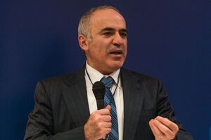 Си прибыл на саммит ШОС в маоистском кителе. Диктаторы всегда выстраивают символику тщательно