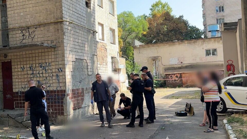 Нацполіція: Жінка народила донечку й одразу ж викинула її з вікна на вулицю