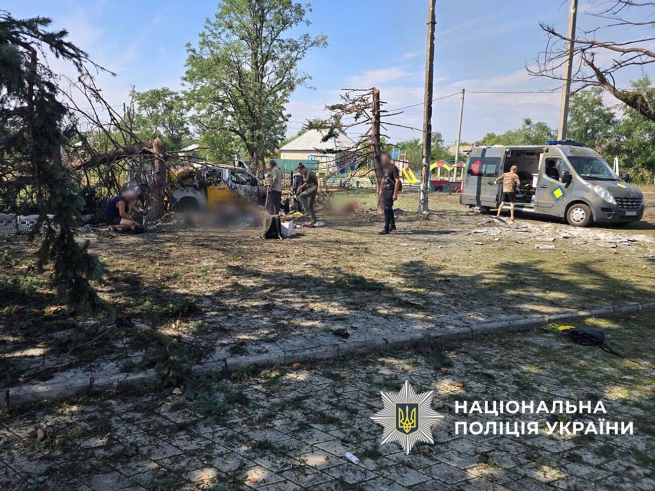 В Нацполиции региона уточнили, что удар нанесли в 10.53 и что среди 21 жертвы – местные пенсионеры и экипаж "Укрпошти"