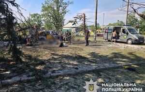 В Нацполиции региона уточнили, что удар нанесли в 10.53 и что среди 21 жертвы – местные пенсионеры и экипаж "Укрпошти"