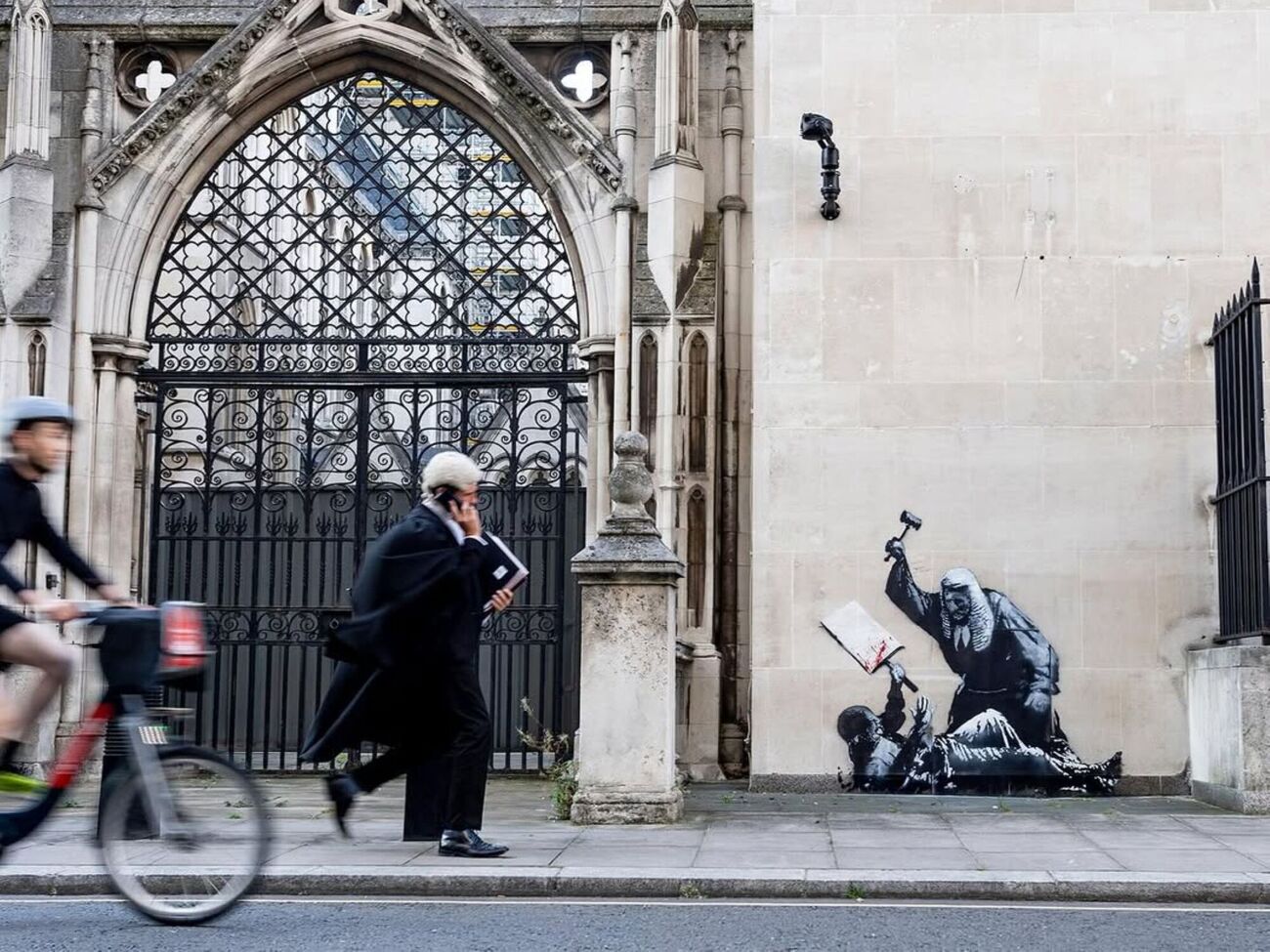 Бэнкси создал новый мурал спустя два дня после того, как в Лондоне на акции протеста против запрета на палестинскую акцию были арестованы почти 900 человек