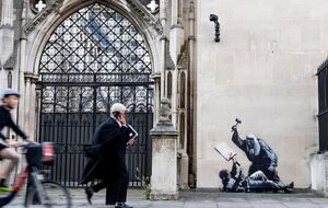 Бэнкси создал новый мурал спустя два дня после того, как в Лондоне на акции протеста против запрета на палестинскую акцию были арестованы почти 900 человек