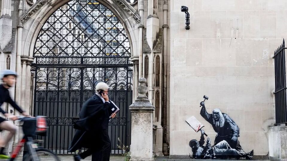 Бэнкси создал новый мурал спустя два дня после того, как в Лондоне на акции протеста против запрета на палестинскую акцию были арестованы почти 900 человек