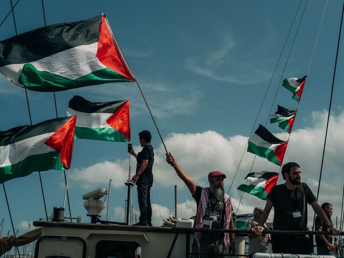 Активисты на судне не пострадали