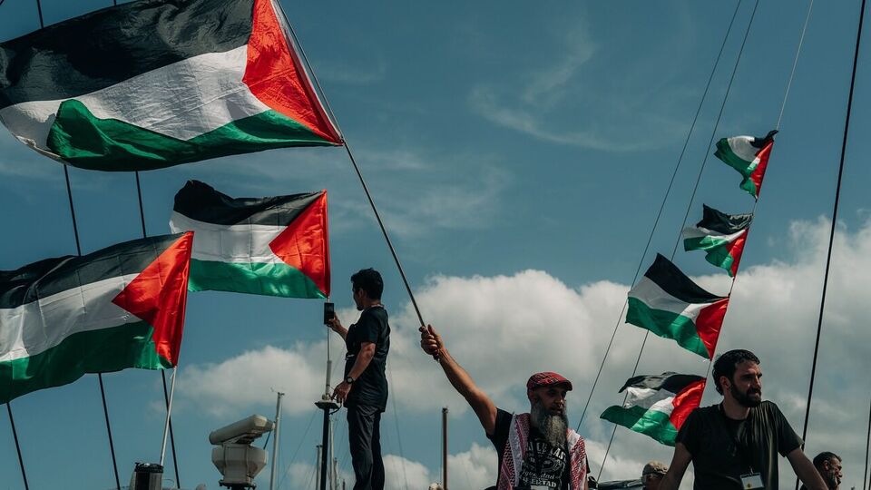 Активисты на судне не пострадали