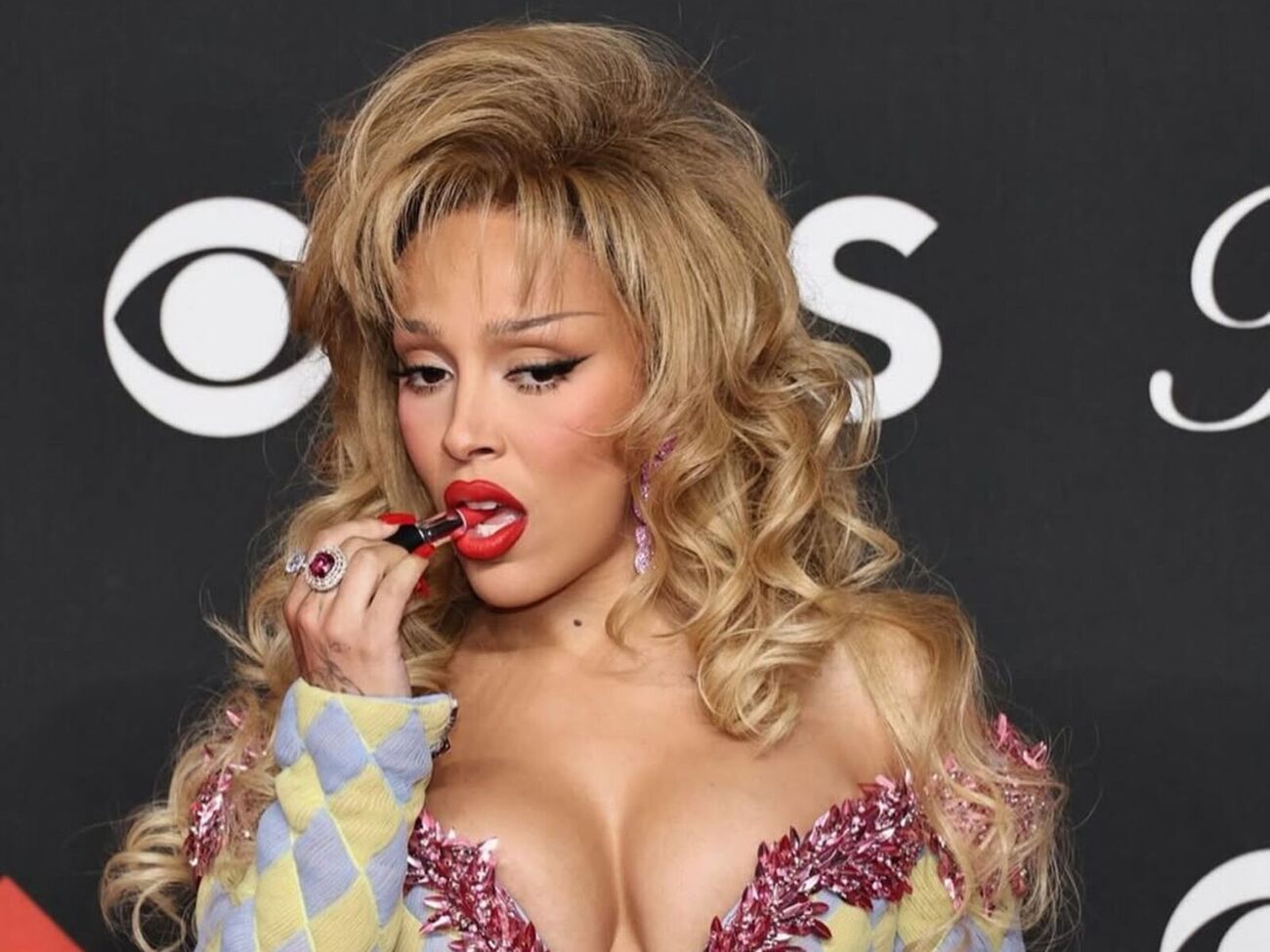 Певица стала лицом известного косметического бренда