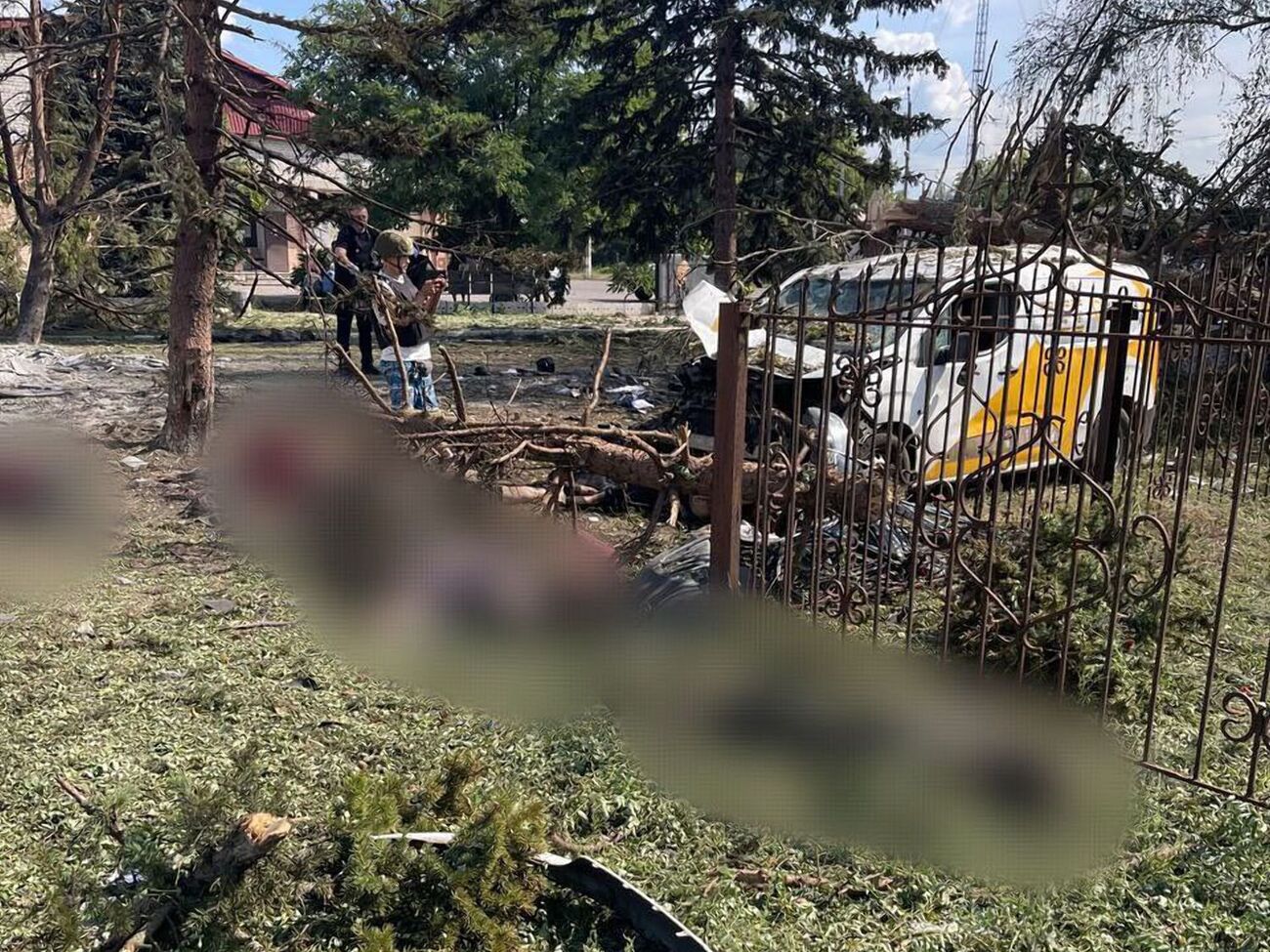 За попередніми даними, росіяни вдарили по селищу авіабомбою КАБ-250